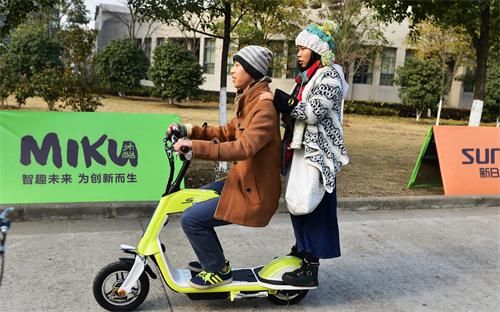 使用智能電動(dòng)車(chē)充電站充電時(shí)要注意保養