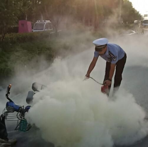 單縣街頭電動(dòng)車(chē)突然著(zhù)火，交警緊急撲救化險為夷